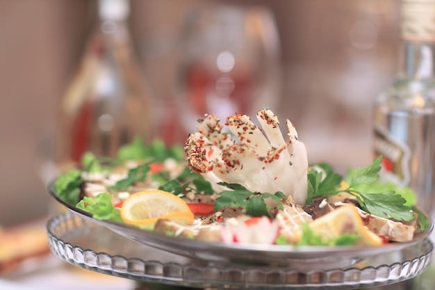 Fotografia detalhada de um buffet de luxo em um resort all-inclusive, com uma variedade de pratos gourmet, frutos do mar frescos, e sobremesas elaboradas.