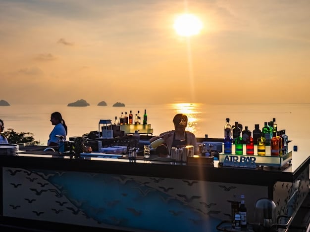 Uma imagem de um bar de praia luxuoso com vista panorâmica para o oceano, com barmen preparando coquetéis coloridos, e hóspedes desfrutando da atmosfera relaxante.