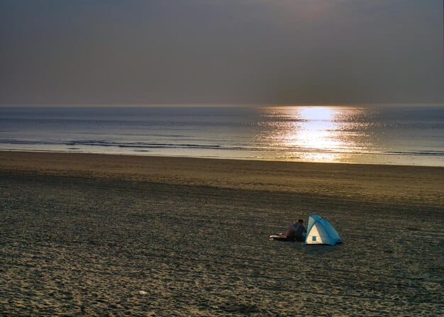 Beach Camping 101: Essential Tips & Eco-Friendly Guide
